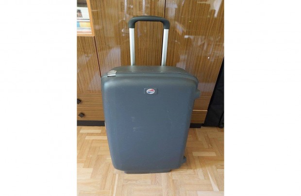 Elad egy hasznlt, de j llapot American Tourister kerekes brnd