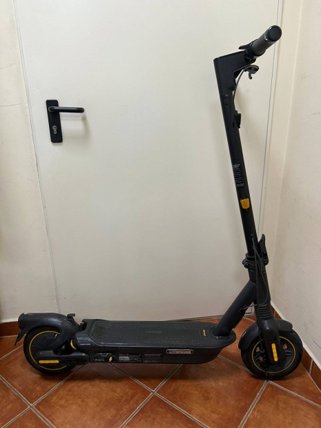 Eladó egy használt de nagyon szép állapotú Segway Kickscooter Max G2 e