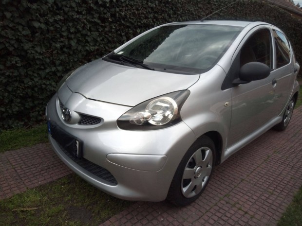 Elad� egy id�s nyugd�jast�l nagyon megkim�lt Toyota Aygo aut�