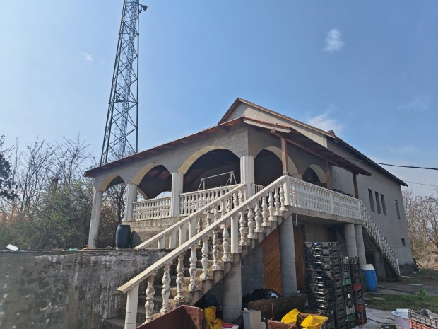 Elad� egy ipar, mez�gazdas�gi ter�let illetve egy exkluz�v ingatlan