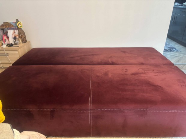 Elad� egy kanap��gy