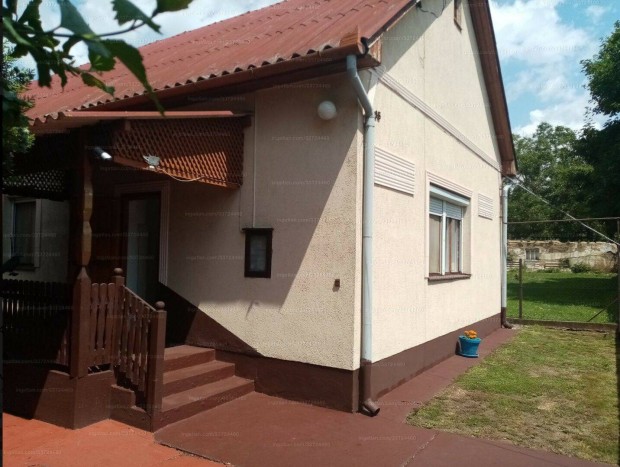 Eladó egy karbantartott, stabil szerkezetű családi ház