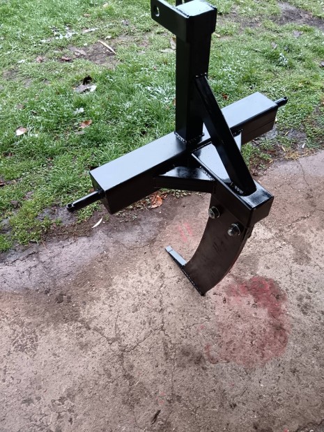 Elad egy kses talajlazt. 