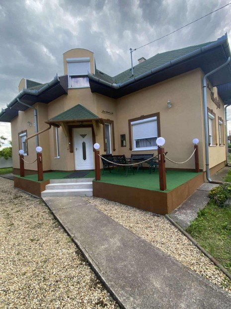 Elad� egy kifog�stalan �llapot� j�l m�k�d� vend�gh�z Alatty�non