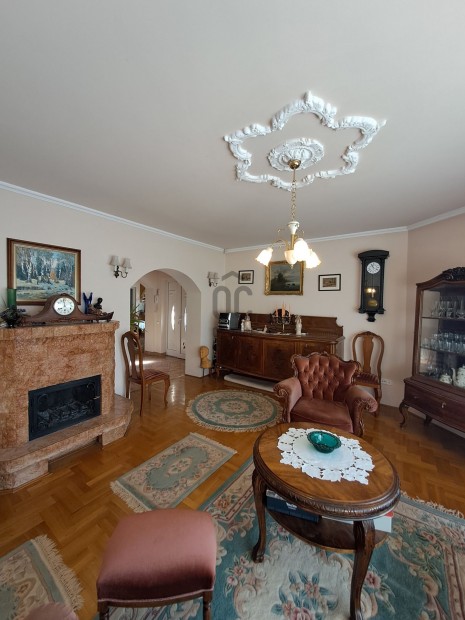 Elad� egy kiv�l� elrendez�s� csal�di h�z nagym�ret� gondozott kerttel