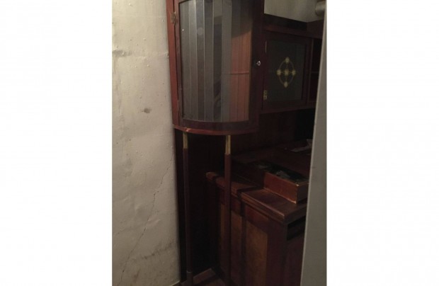 Elad� egy k�zel 100 �ves fa t�lal� szekr�ny