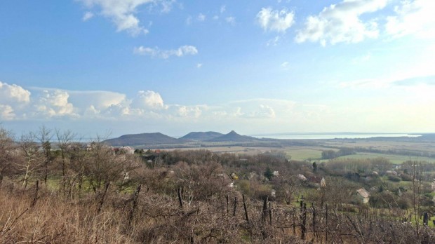 Elad� egy k�lter�leti Balatoni panor�m�s telek Hegymagason!