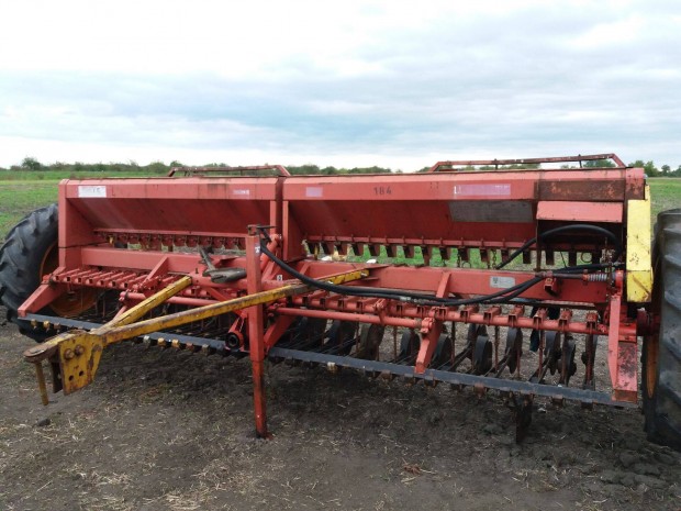 Elad� egy lajta 32 vet�g�p mtz zetor ut�n