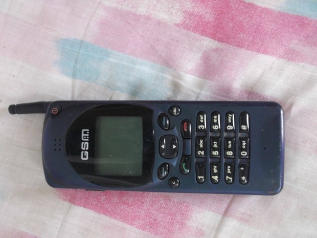 Elad egy makultlanul szp retro Nokia 2110 tpus mobiltelefon