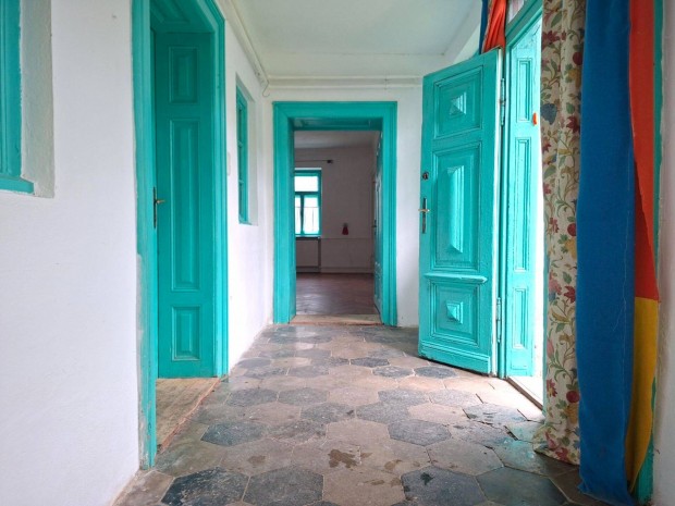 Elad� egy medenc�s h�zik�, kerttel a R�ba-parti Rumban!