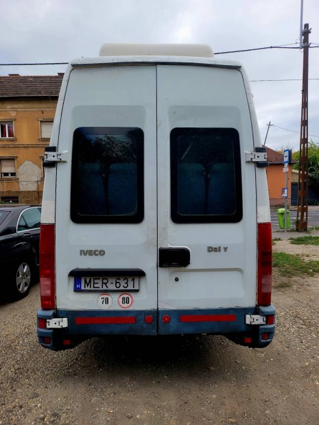 Elad egy megkimlt 21 szemlyes busz. 