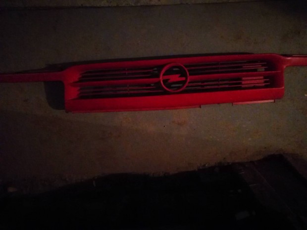 Eladó egy nagyon szép állapotban lévő opel Astra hütö maszk. mi