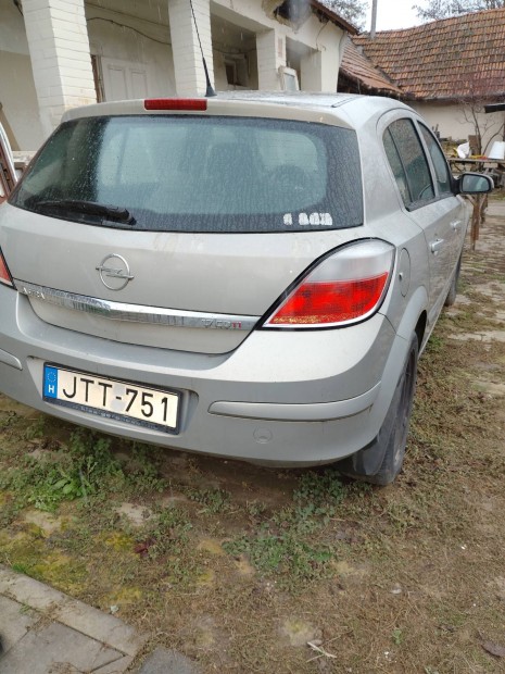 Elad egy opel Astra H szemlygpkocsi.