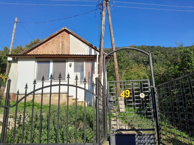 Elad egy panorms zrtkert a Turul-oldalban, Tatabnyn!