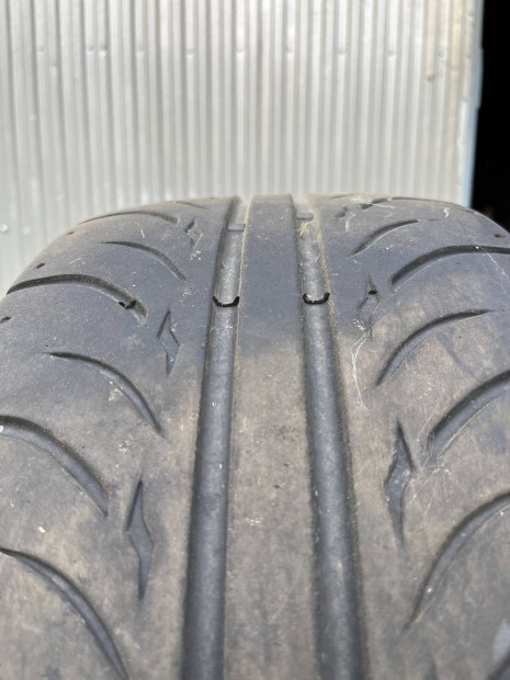 Elad egy pr Zestino Gredge07R semislick 235/40R18