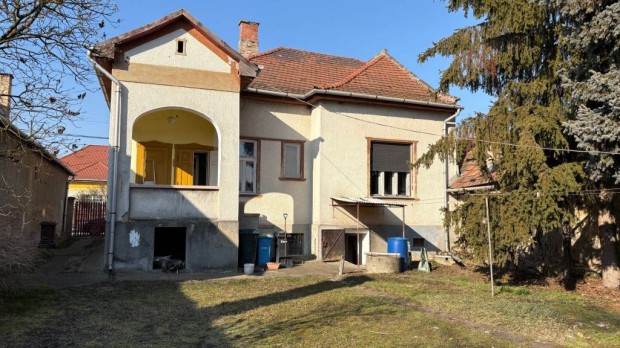 Elad egy polgri tpus csaldi hz Putnokon  tgas terek,