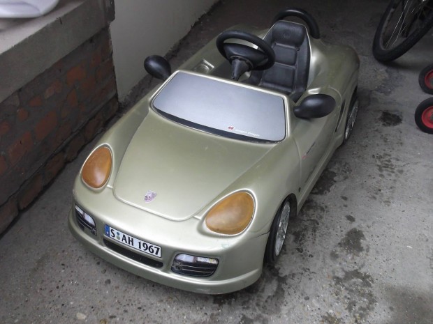 Elad egy retro Porsche Cabrio, pedlos kisut gyerekeknek