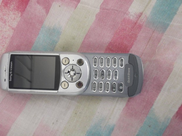 Elad egy retro Sony Ericsson S- 700i akksival, tlt nlkl