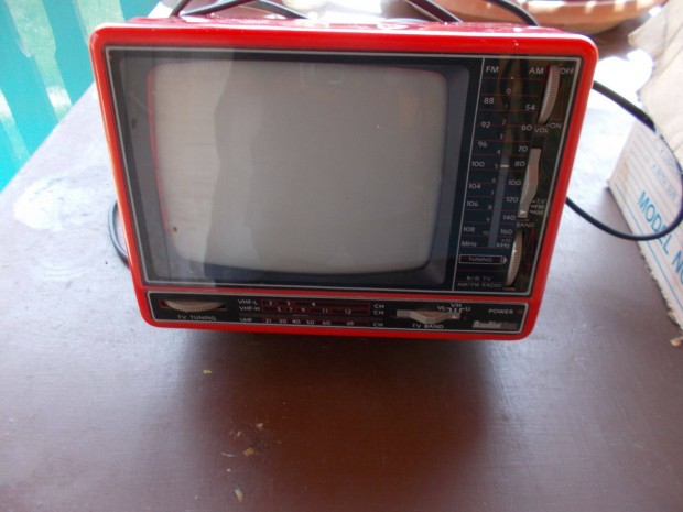 Eladó egy retro mini tv+rádió