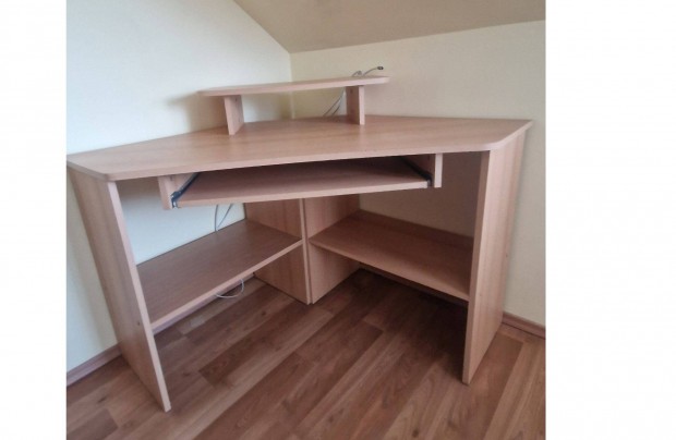 Eladó egy sarok számítógép asztal