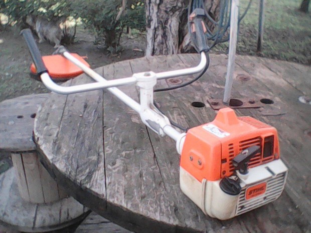 Elad egy stihl fs 220 fkasza