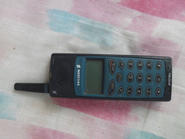 Elad egy szp llapot retro Ericsson A 1018s tpus mobiltelefon