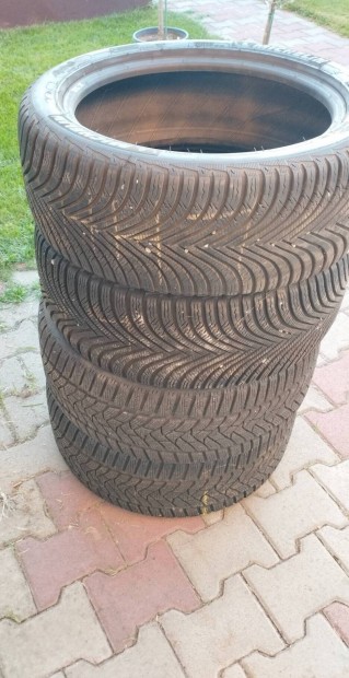 Eladó egy szett 225/45 R17
