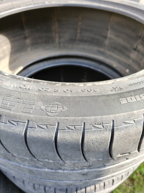 Elad egy szett 6mm es 295/40 R20 Michelin nyri gumi. 