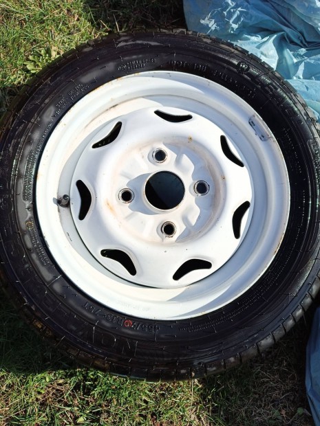 Elad� egy szezont haszn�lt Suzuki Swift felni, ny�ri gumival