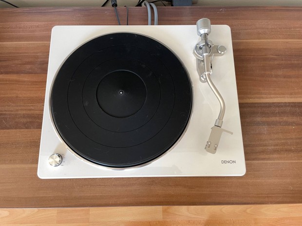 Eladó egy szinte új Denon DP-400-as lemezjátszó
