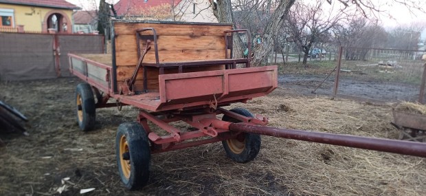 Elad egy teljesen felujitott lovas kocsi 