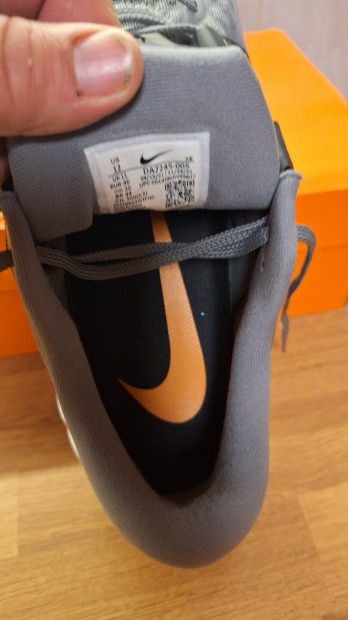 Elad egy j Nike Air Zoom Vomero 16 46-os