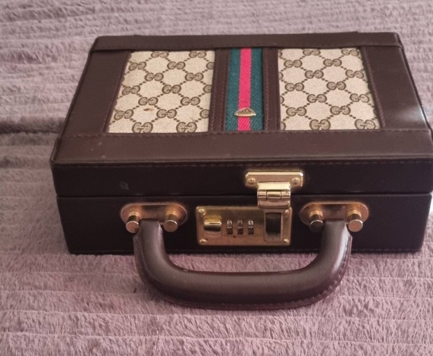 Elad� egy vintage hangulat� t�ska  