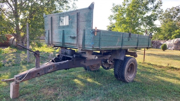 Elad� egytengelyes billen�s p�tkocsi magas�t�val