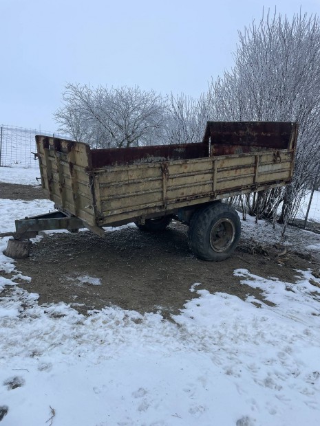 Elad� egytengelyes p�tkocsi