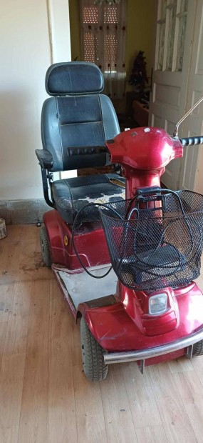 Elad elektromos moped!