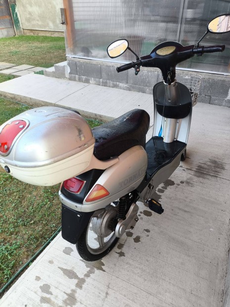 Elad elektromos moped/robog