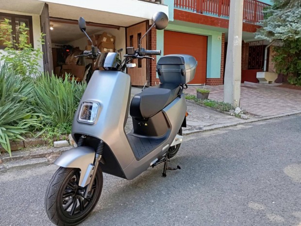 Elad elektromos robog