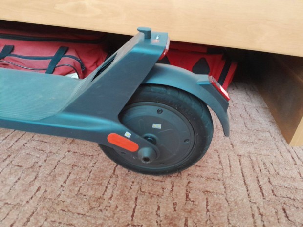 Elad elektromos roller