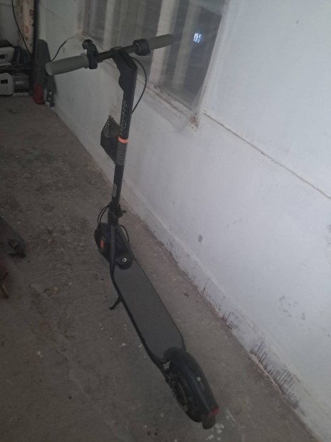 Elad elektromos roller