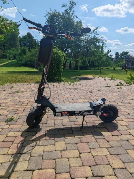 Elad elektromos roller 