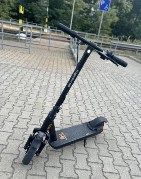Elad elektromos roller 