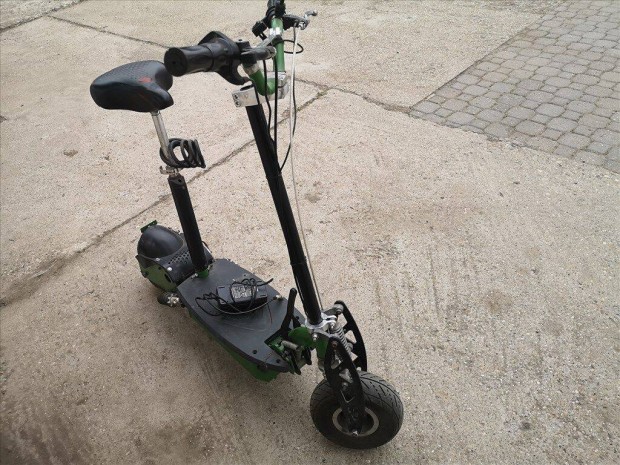 Elad� elektromos roller, t�lt�vel