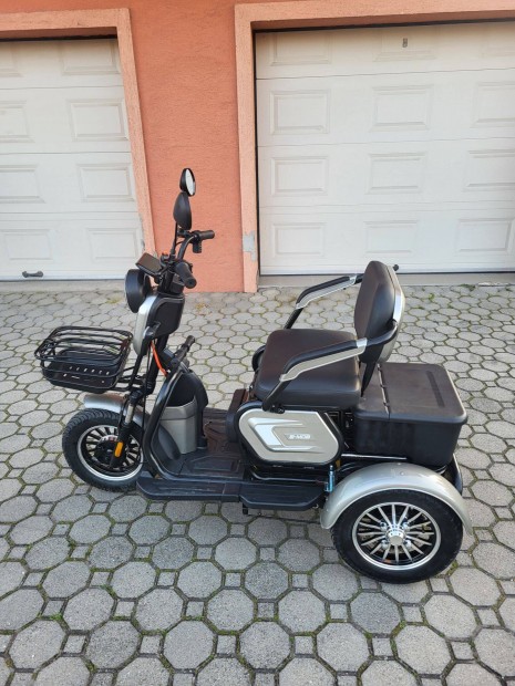 Eladó elektromos tricikli,moped, háromkerekű
