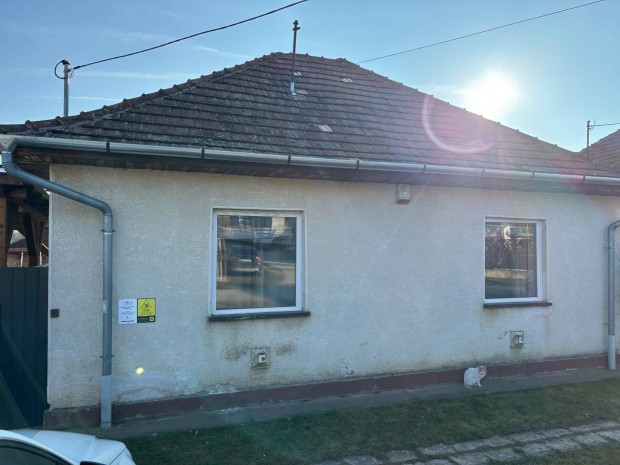 Elad� energiatakar�kos csal�di h�z 1500 m telekkel napelemmel, akku