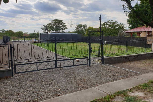 Elad� �pit�si telek