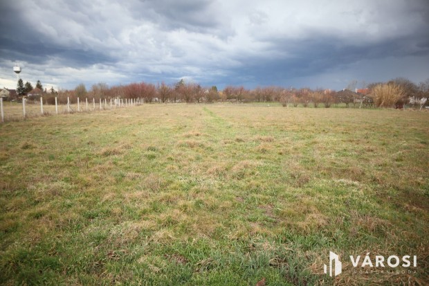 Elad� �p�t�si telek Deszk kiv�l� r�sz�n!