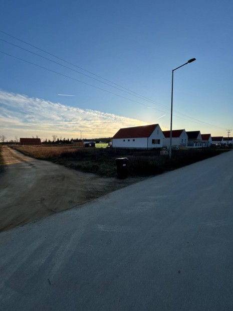 Elad� �p�t�si telek Fert�d�n, a F�c�noskert lak�parkban!