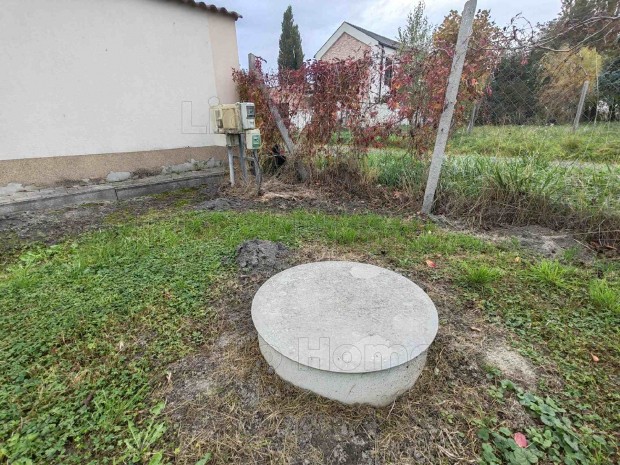 Elad� �p�t�si telek Fony�don 70 m�terre a partt�l!