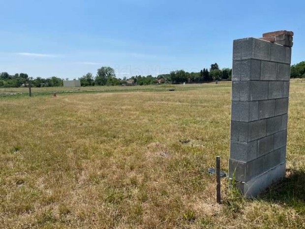 Elad� �p�t�si telek Fony�don!